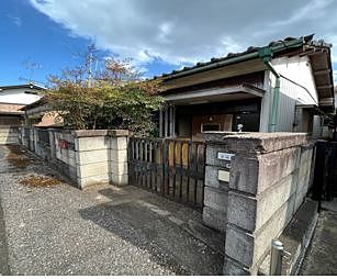 東武東上線「武蔵嵐山」駅徒歩10分。約48坪の建築条件なしの売地です。現況有姿「古屋付」のお引渡しです。お好きなプランで建築してみませんか？。
建物のご相談は東上建設へ→https://to-jo.jp/