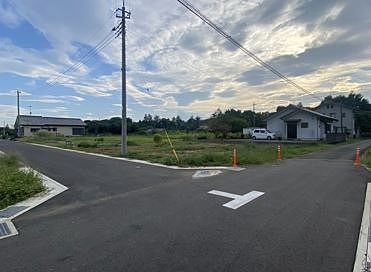 東武東上線「高坂駅」約徒歩２０分、1.6ｋｍ。 北東角地の整形地ひろびろ約１０４坪です。
東側道路きれいに整備されています。 北側道路も整備予定。
都市計画法３４条１２号該当者限定の売地です。