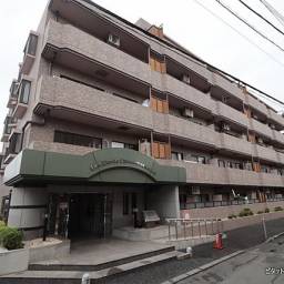 東武東上線「東松山」駅　駅徒歩圏内、徒歩約6分、480ｍです。駅近の中古マンションです。近くに商業施設もあるので買物便利です。オートロック付き！。バルコニーは南西向き、陽当たり良好です。