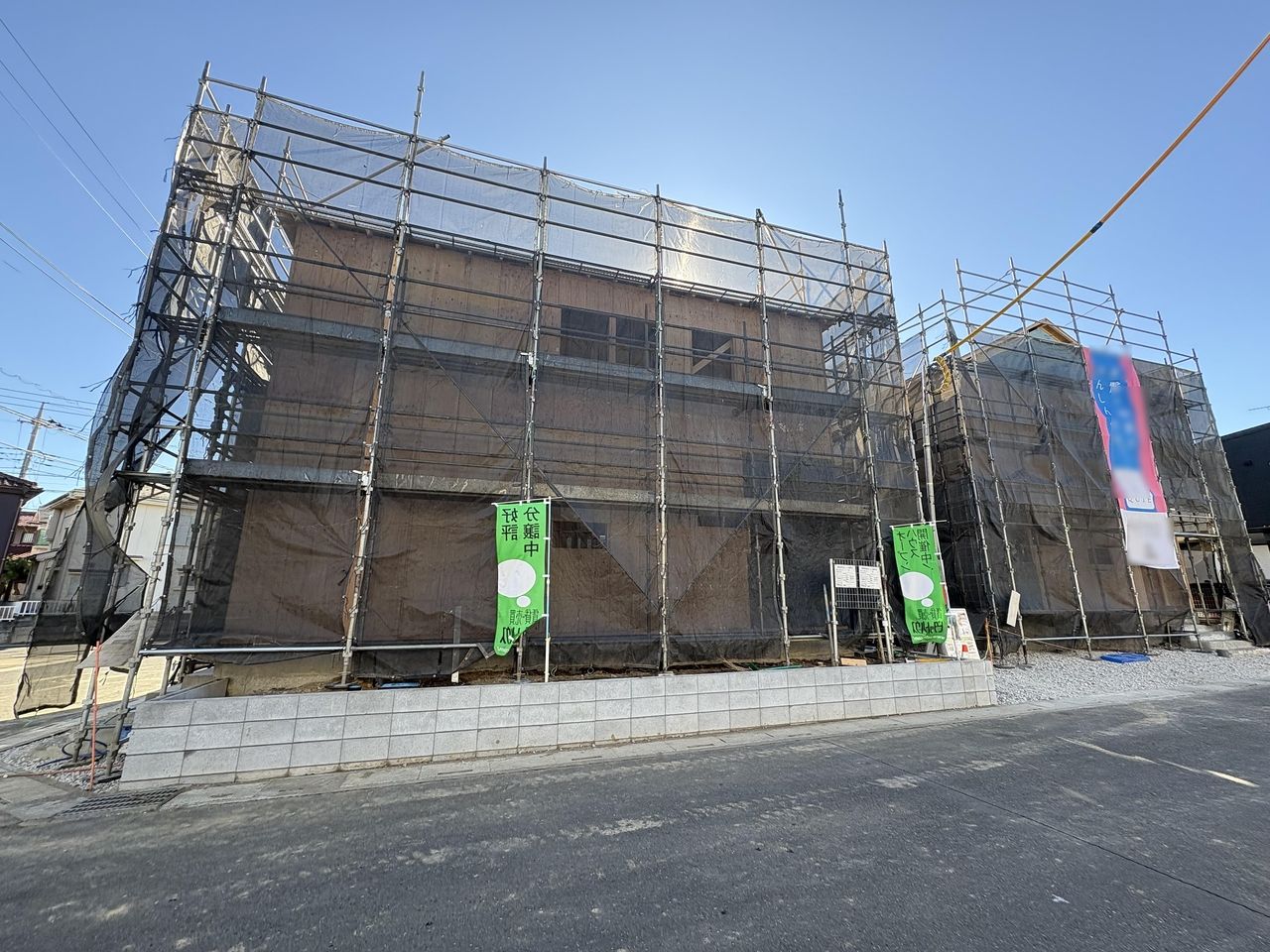 東武東上線「東松山」駅　徒歩約２１分。新築の戸建住宅です。閑静な住宅街です。駐車スペースは２台並列駐車です。バルコニーはルーフバルコニー仕様なので、急に雨が降って来ても安心です。