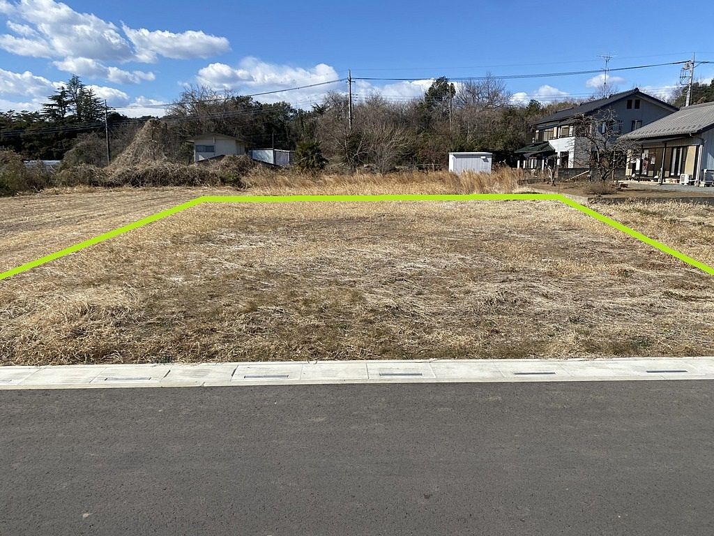 東武東上線「高坂駅」約徒歩２０分、1.6ｋｍ。 東側公道の整形地ひろびろ約１０４坪です。東側道路きれいに整備されています。
都市計画法３４条１２号該当者限定の売地です。詳細資料は長谷部まで。hasebe@to-jo.co.jp まで。
