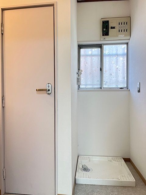 洗面所、洗濯機置場、脱衣所、トイレ一緒です! 嵐山町志賀 ガレージ付き中古戸建