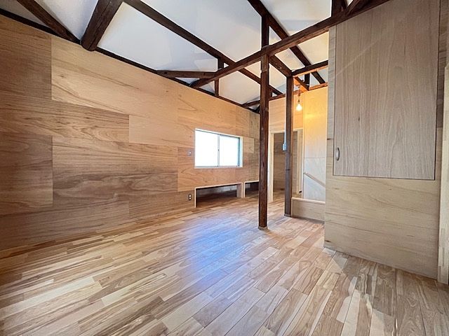天井を抜いて梁を見せて解放感があり広々感じます! 嵐山町志賀 ガレージ付き中古戸建