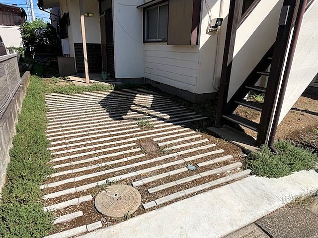 外駐車場新設しました!幅2.5m奥行き4.7m! 嵐山町志賀 ガレージ付き中古戸建
