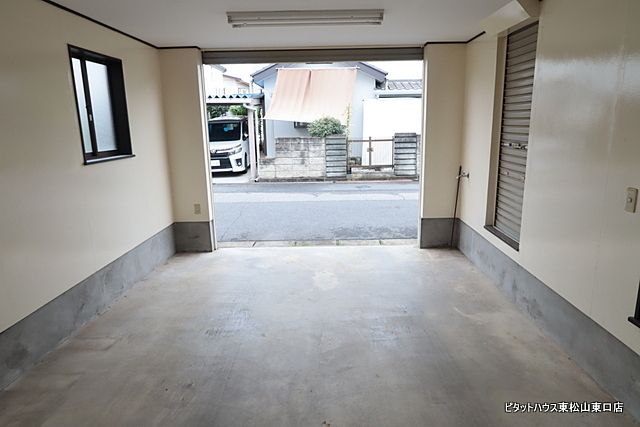 ガレージの奥側からシャッター付です! 嵐山町志賀 ガレージ付き中古戸建