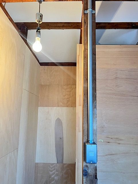 スイッチボックスや配管、照明もレトロな雰囲気バッチリです! 嵐山町志賀 ガレージ付き中古戸建