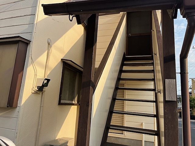 サービスルーム2へ繋がる1Fからの外階段です! 嵐山町志賀 ガレージ付き中古戸建