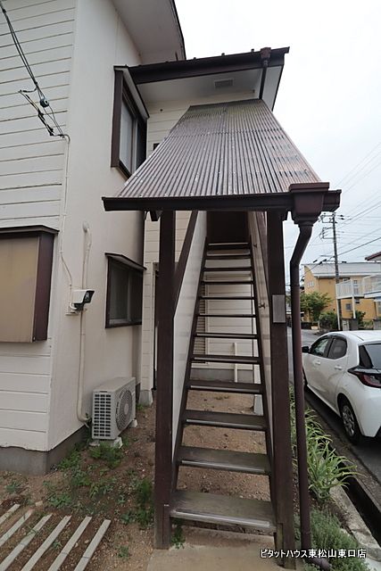 2Fのサービスルーム2には外階段から出入り出来ます! 嵐山町志賀 ガレージ付き中古戸建