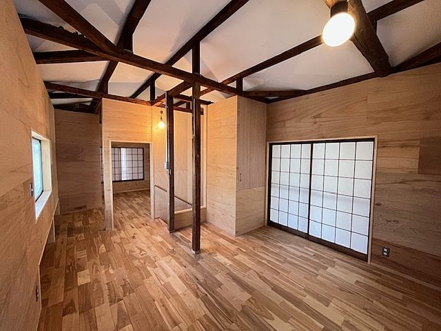 床は無垢材!壁はラワン材の合板木のぬくもりを感じます!右側からサービスルーム2へ行けます! 嵐山町志賀 ガレージ付き中古戸建