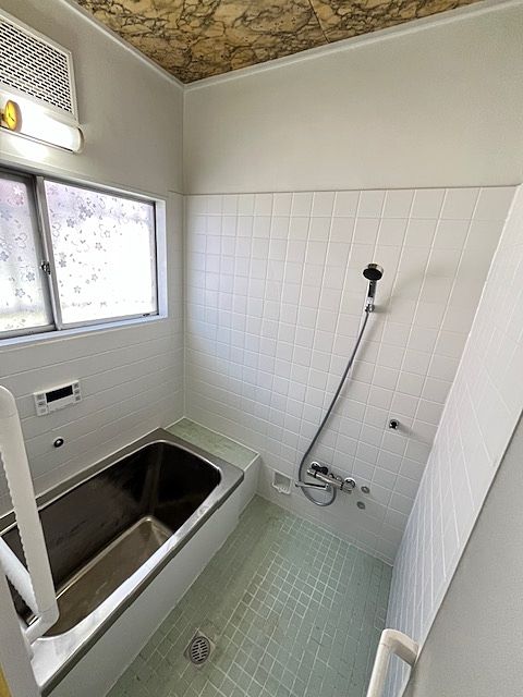 お風呂は壁等、塗装して綺麗に!混合水栓シャワーは交換済みです! 嵐山町志賀 ガレージ付き中古戸建