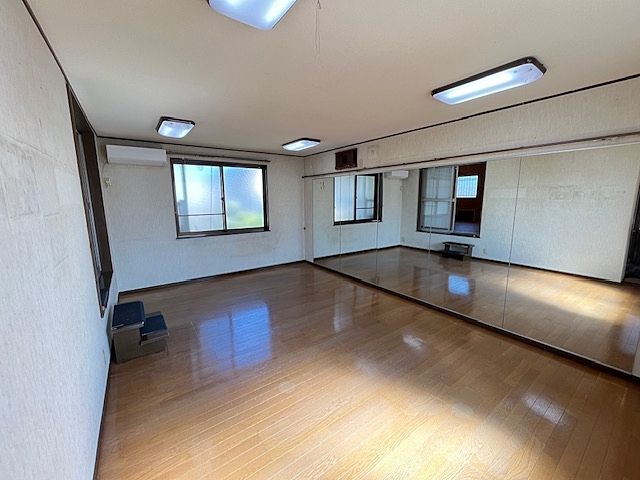 下はガレージになるのでちょっとした音はきになりません! 嵐山町志賀 ガレージ付き中古戸建