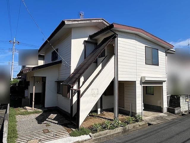 西側道路からガレージと外に2台駐車可能 嵐山町志賀 ガレージ付き中古戸建