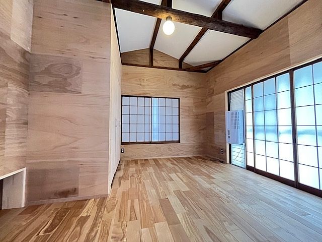 ベランダにつながる2Fサービスルームの東側! 嵐山町志賀 ガレージ付き中古戸建