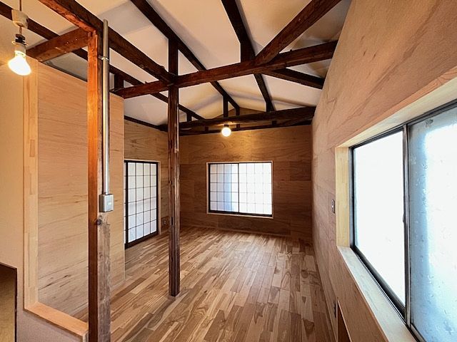 2F西側を撮影:天井が抜かれ梁がむき出し旅館のような雰囲気!改装の際に壁だけではなく天井にも断熱材を入れています! 嵐山町志賀 ガレージ付き中古戸建