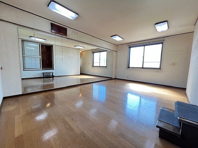 鏡張りのサービスルーム2:以前日本舞踊を教えていたそうです! 嵐山町志賀 ガレージ付き中古戸建