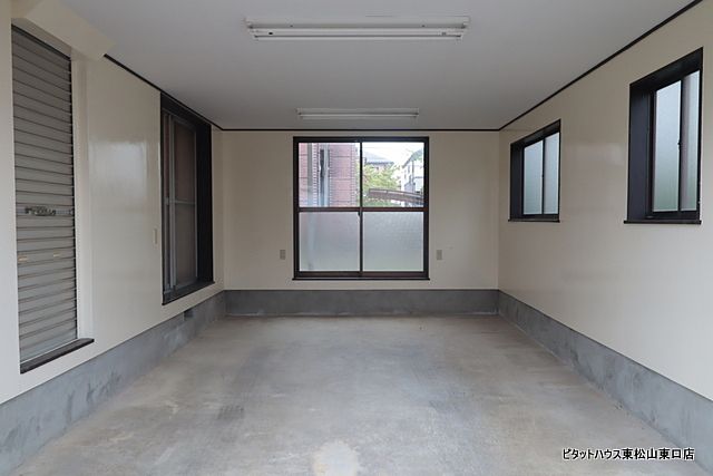 ガレージから部屋に出入りも可能です!寸法:高さ2.4m、奥行き5.3m、幅3.5m(入口幅2.58m)程度です! 嵐山町志賀 ガレージ付き中古戸建