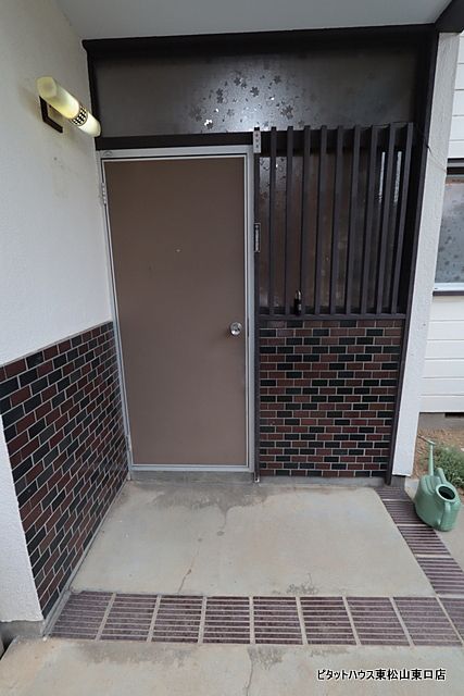 外玄関:玄関照明あり昭和レトロな感じです! 嵐山町志賀 ガレージ付き中古戸建