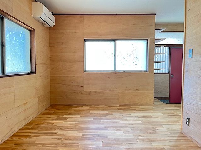 1F西側部分ガレージ側からエアコン新設!木のぬくもりを感じるリビング! 嵐山町志賀 ガレージ付き中古戸建