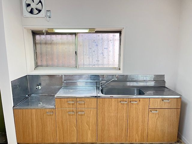 キッチンは未交換ですが、扉面材は綺麗になってます! 嵐山町志賀 ガレージ付き中古戸建