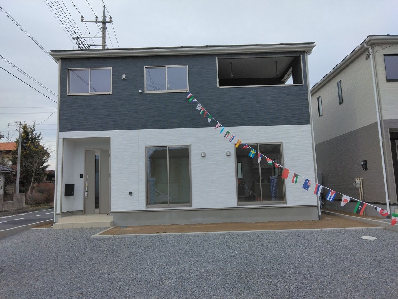 JR高崎線「鴻巣」駅・東武東上線「東松山」駅バス約17分　停歩約8分です。
並列３台駐車出来ます。