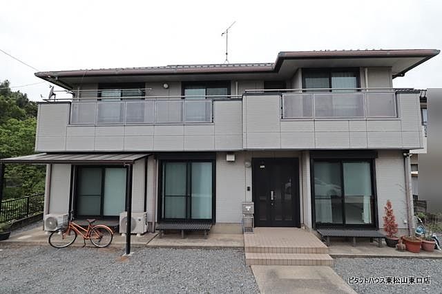 セキスイハウス施工軽量鉄骨造の中古戸建です。愛車を守る２台分のガレージがあります。2025年５月にリフォームしました。
